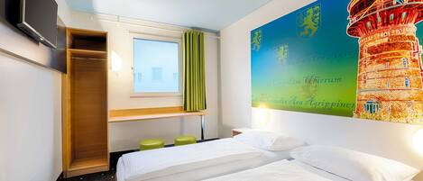 Desk, soundproofing, free WiFi, bed sheets