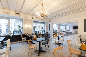 Desayuno buffet diario (EUR 17 por persona)