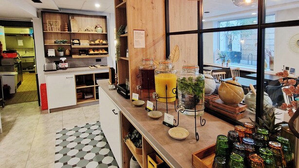 A breakfast bar with various food items and a large window with a view of the outside. - Garner Hotel Cologne Engelbertz by IHG (Cologne)