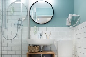 Hair dryer, towels - Garner Hotel Cologne Engelbertz by IHG (Cologne)