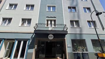 A hotel entrance with a sign reading "Engelbertz" and "Garner."