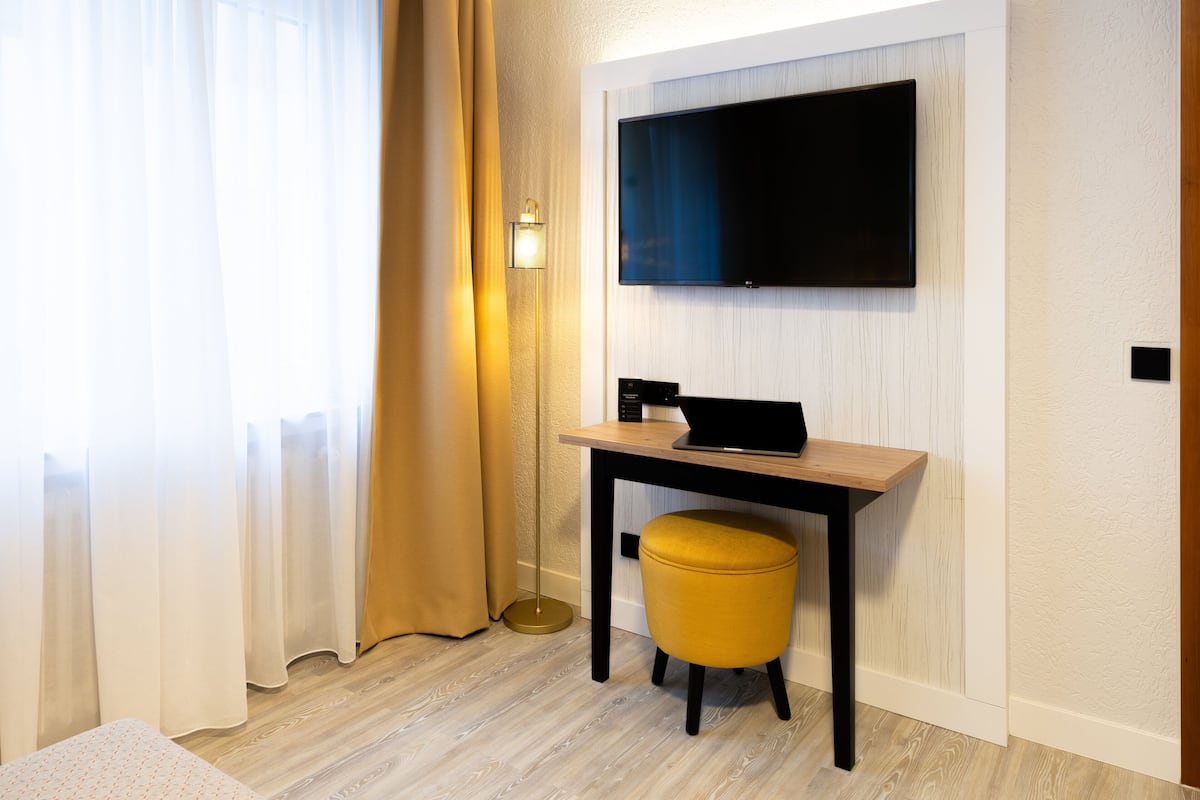 1 habitación, ropa de cama hipoalergénica y escritorio