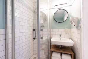 Hair dryer, towels - Garner Hotel Cologne Engelbertz by IHG (Cologne)
