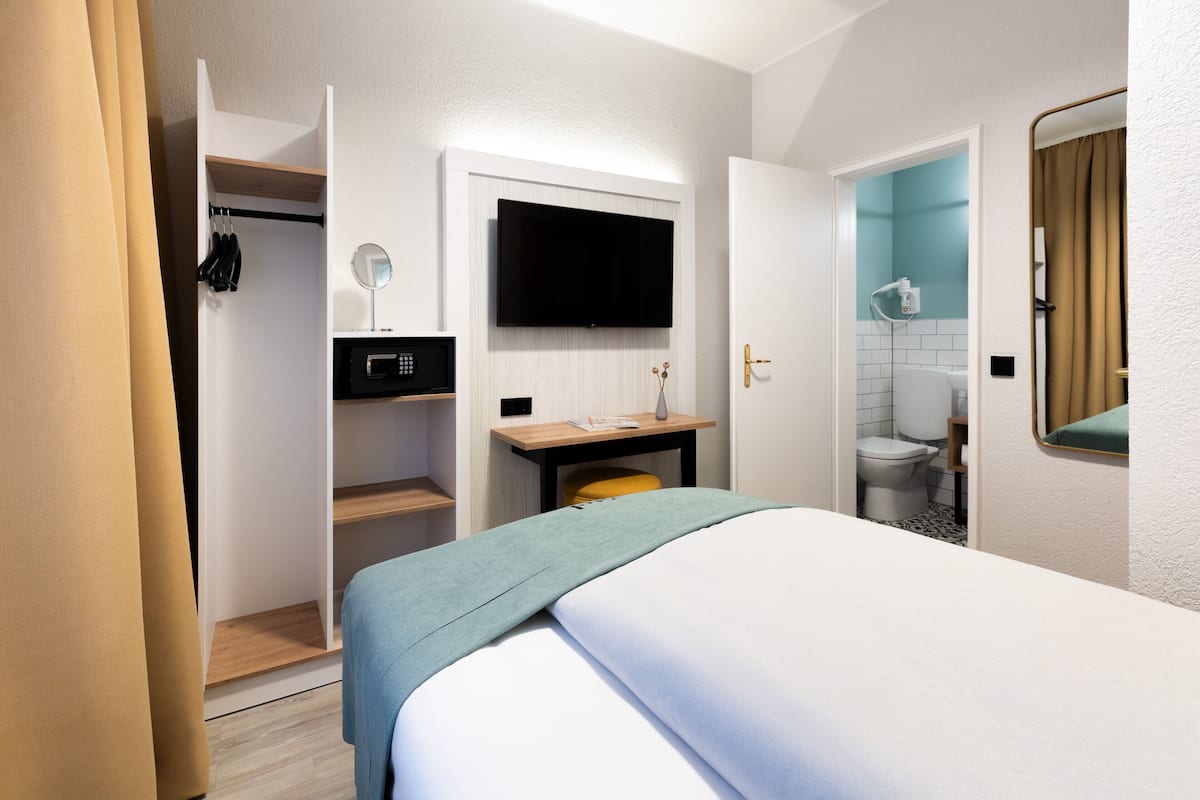 1 habitación, ropa de cama hipoalergénica y escritorio