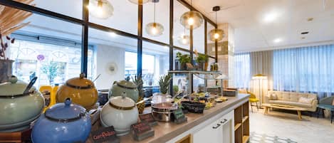Daily continental breakfast (EUR 17 per person)