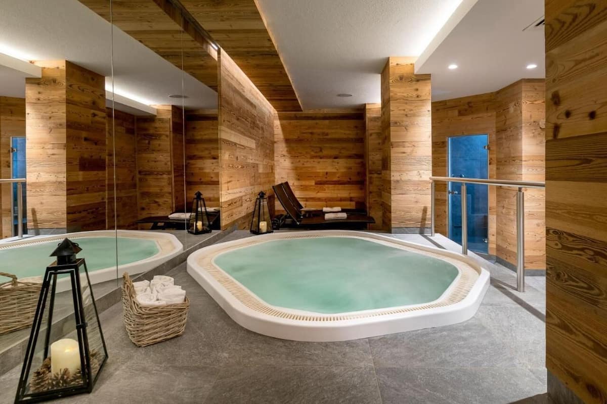 indoor spa tub