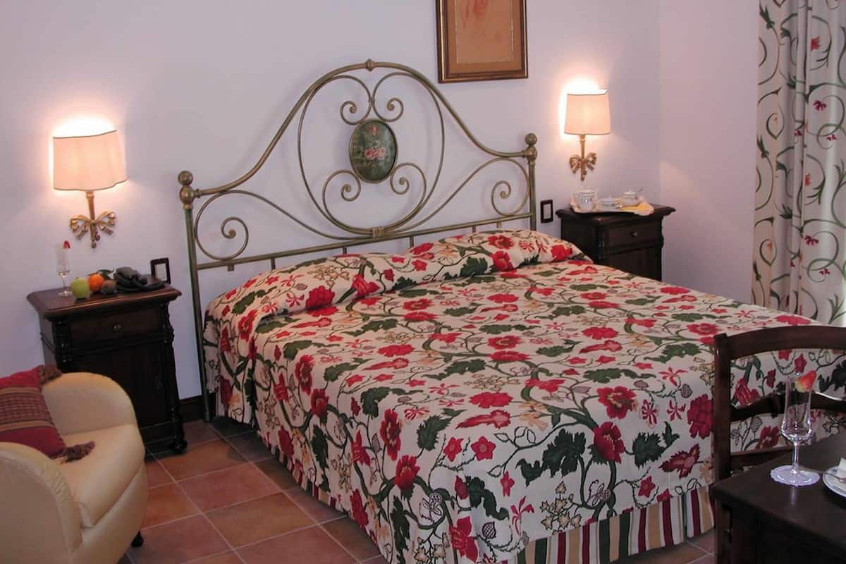 Hypo-allergenic bedding, minibar, in-room safe, desk