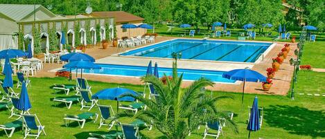 Piscina interna, 4 piscinas externas, guarda-sóis, espreguiçadeiras