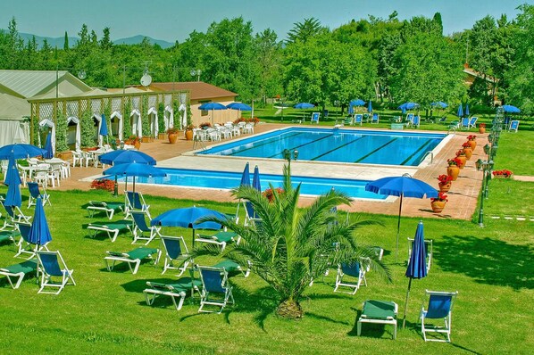 Indoor pool, 4 outdoor pools, pool umbrellas, pool loungers