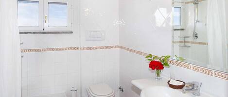 Un baño con bañera, inodoro y lavamanos.