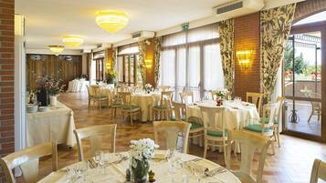 4 restaurantes; se sirven comidas, cenas y brunch