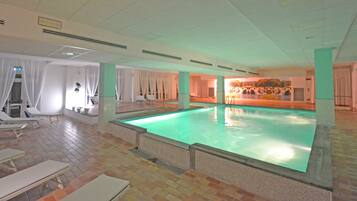 Indoor pool, 4 outdoor pools, pool umbrellas, pool loungers
