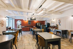 Petit déjeuner buffet (16 EUR par personne)