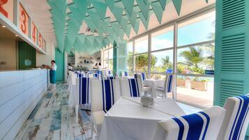 Se sirven desayunos, comidas y cenas con vista a la alberca