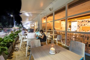 Déjeuner, dîner et souper servis sur place, vue sur la piscine 