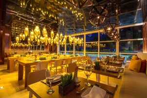 Σερβίρεται πρωινό, μεσημεριανό, βραδινό με θέα στην πισίνα