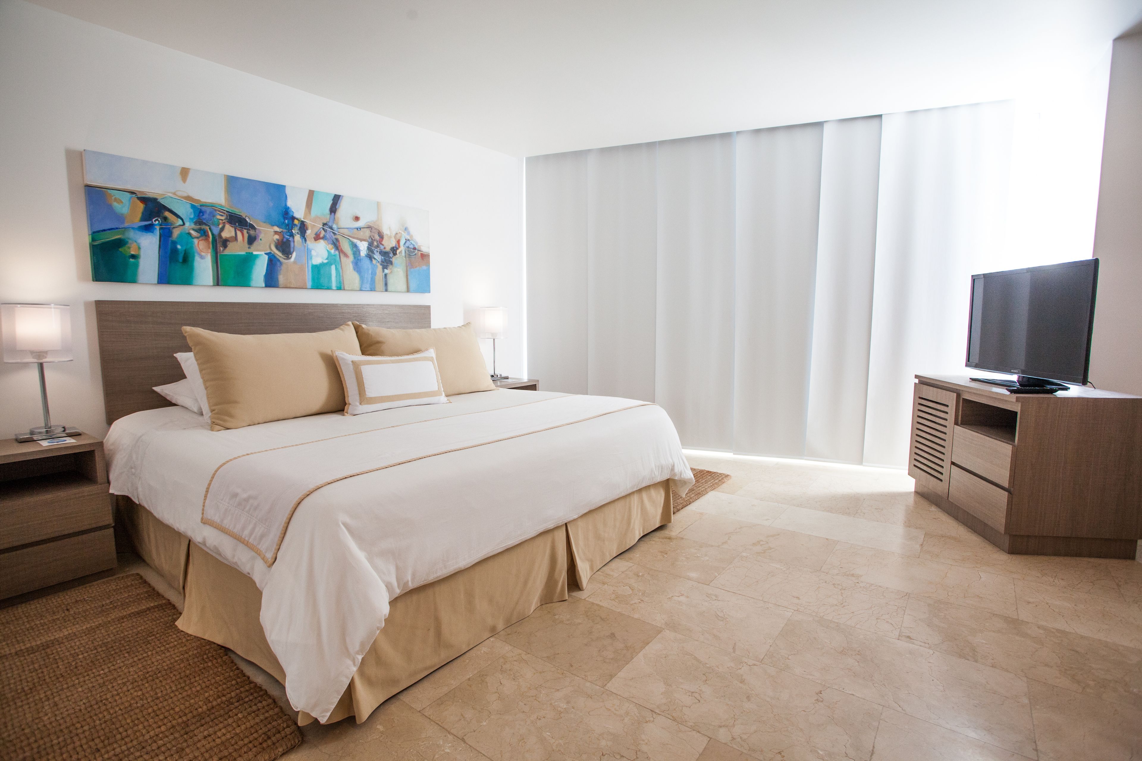 standard room | premium bedding, down duvets, pillow-top beds, minibar