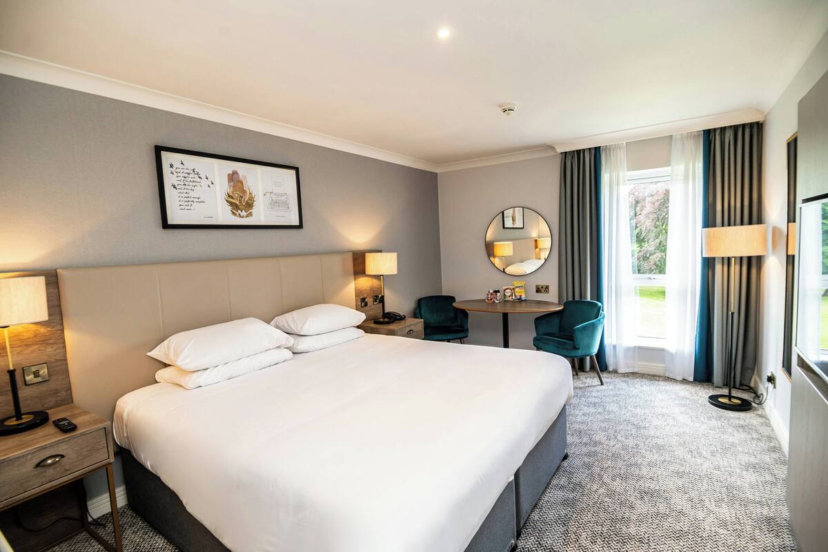 خزنة داخل الغرفة ومكتب ومساحة عمل للكمبيوتر المحمول وستائر تعتيم