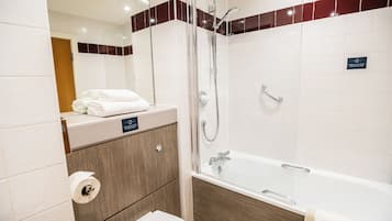 Een moderne badkamer met een bad, douche en toilet.