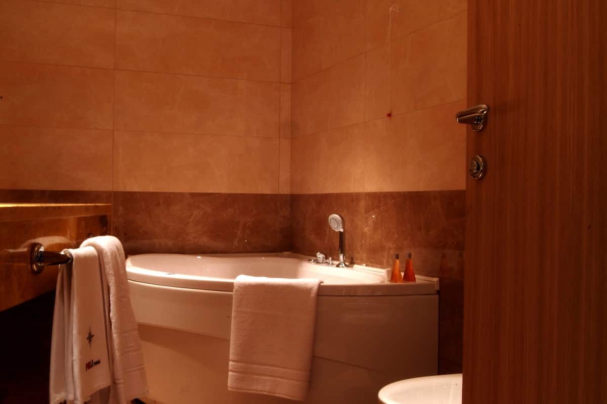 suite, hot tub | jetted bathtub