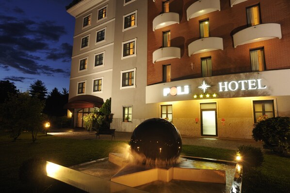A hotel with a sign reading "POL HOTEL" and a water feature in the foreground. - Poli Hotel (San Vittore Olona)