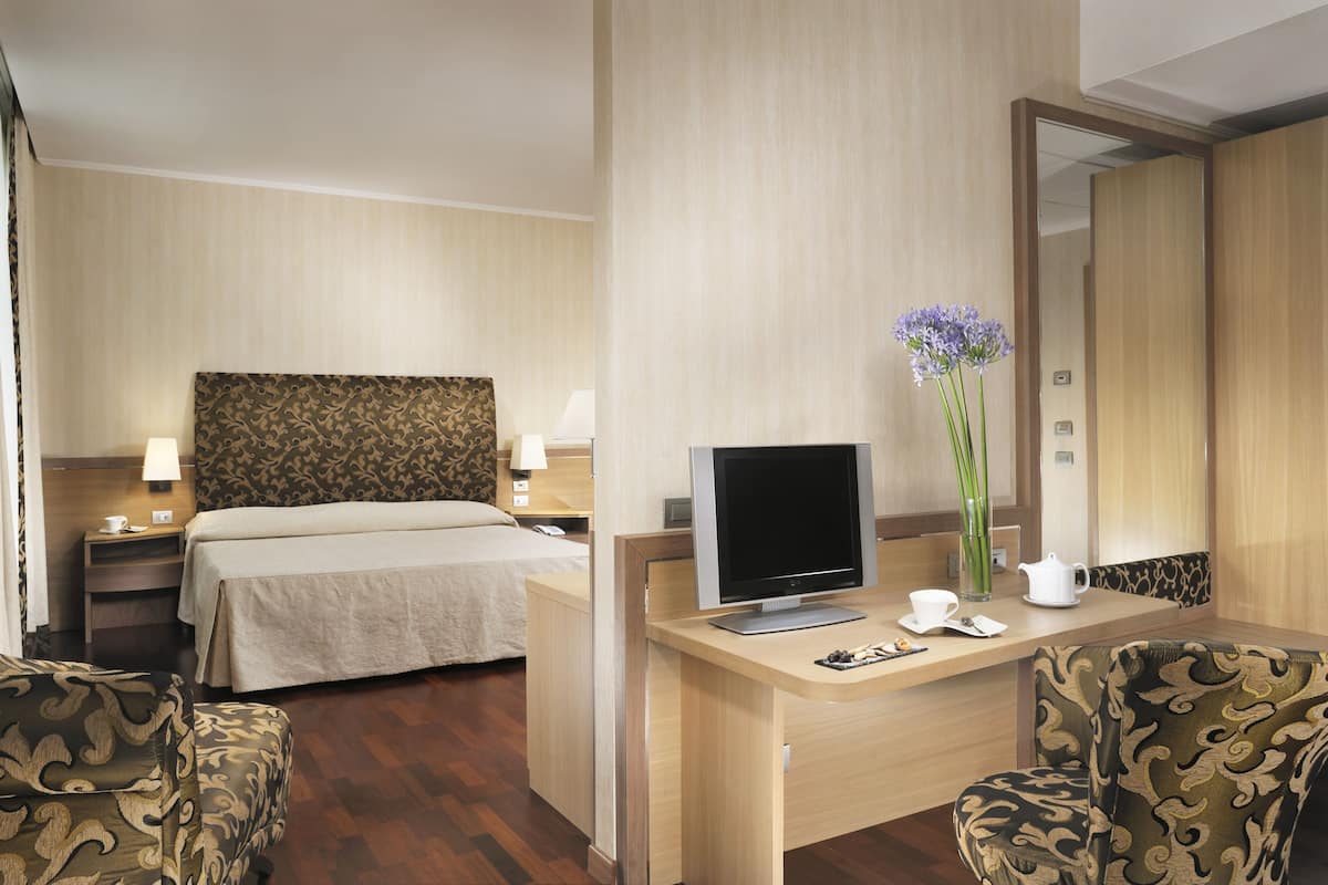 Minibar, in-room safe, desk, laptop workspace