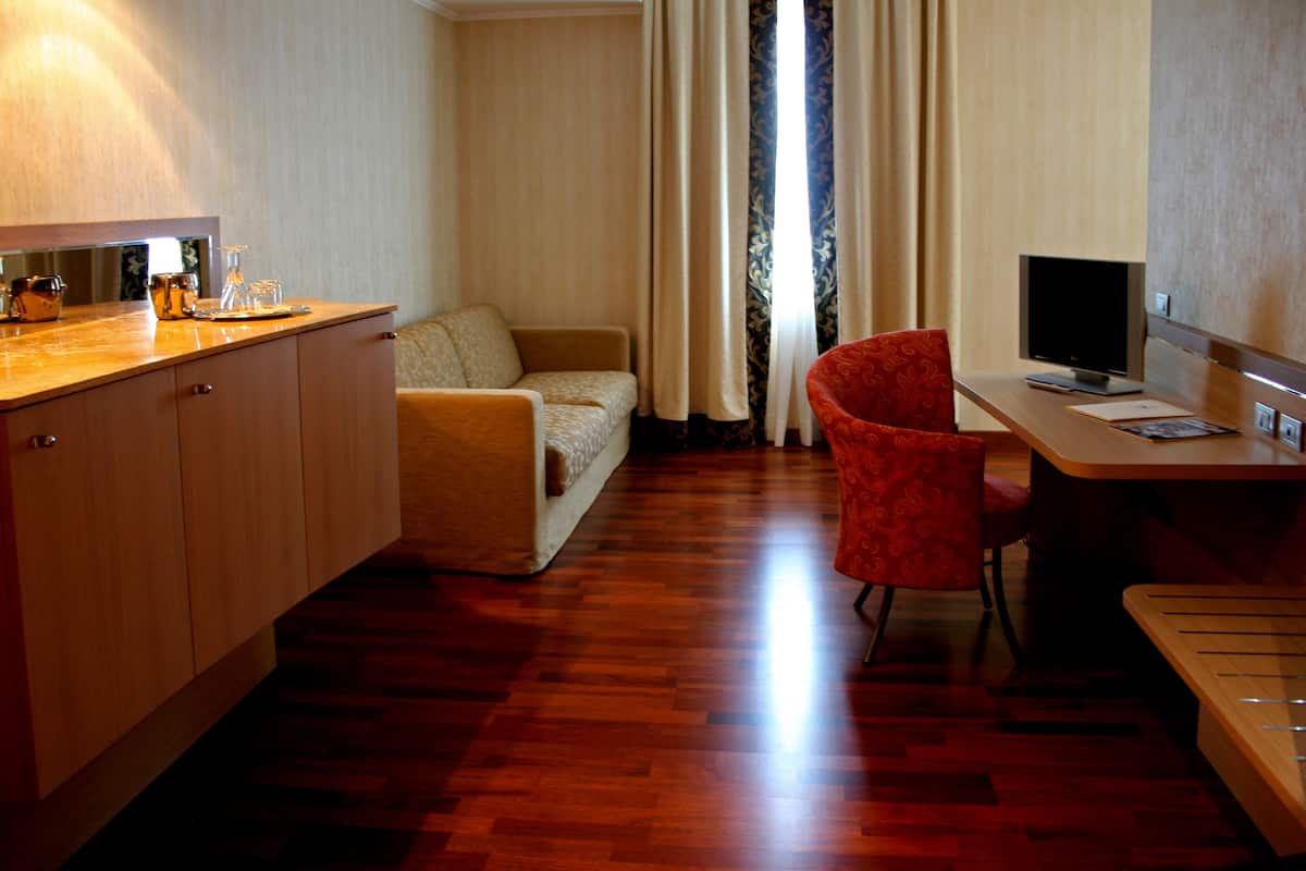 suite, hot tub | minibar, in-room safe, desk, laptop workspace