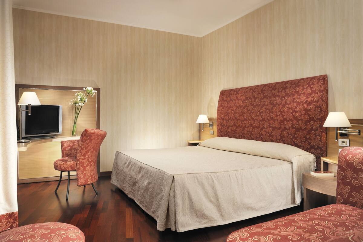 經典雙人房 (with Extra Bed) | 迷你吧、房內夾萬、書桌、手提電腦工作空間