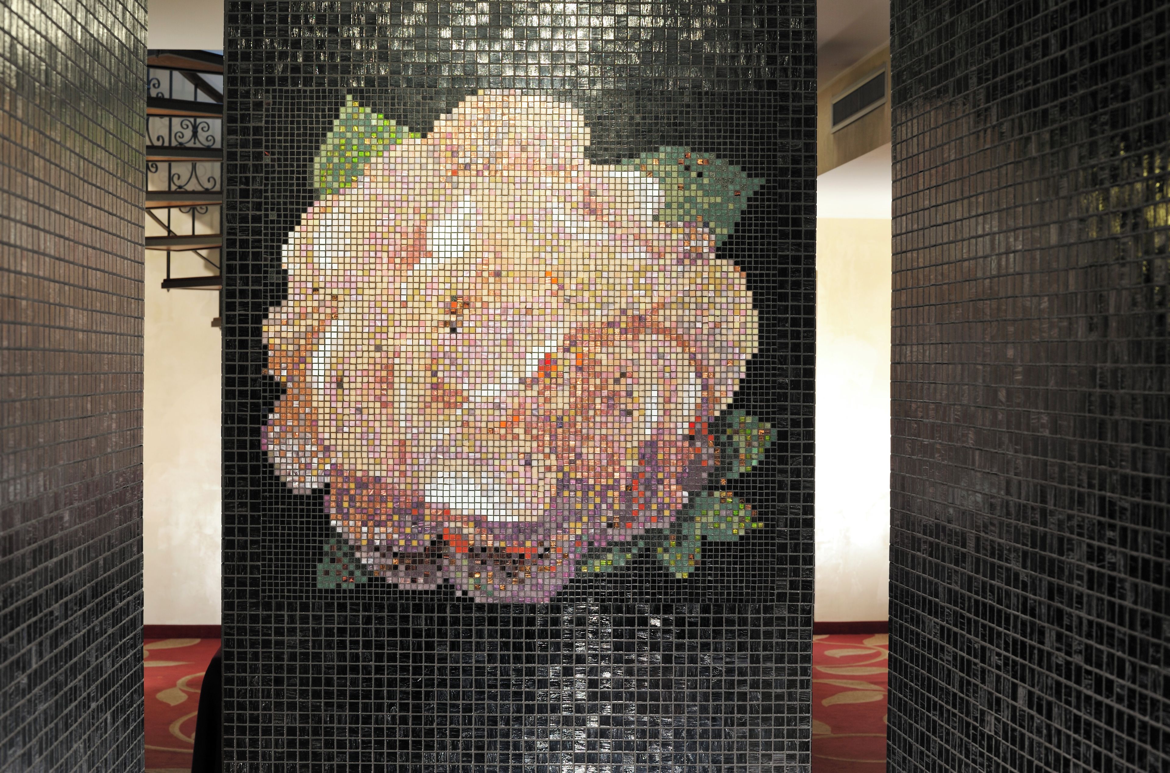 Ein Mosaikkunstwerk an einer Wand.