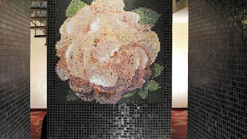 Ein Mosaikkunstwerk an einer Wand.