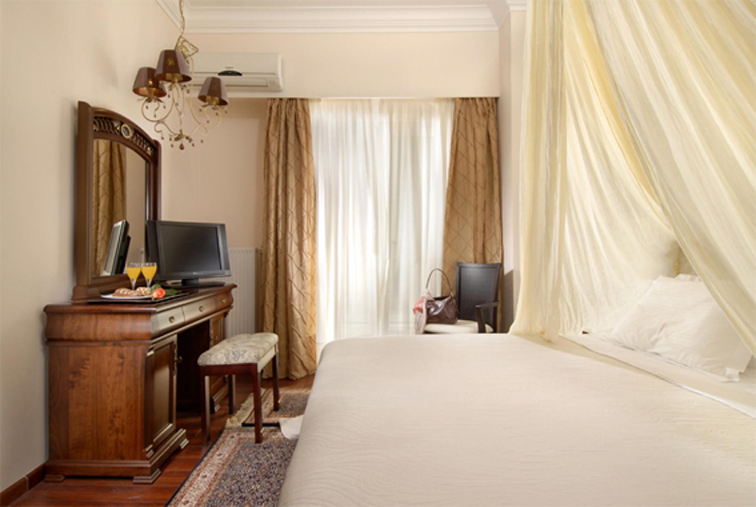 Select Comfort beds, in-room safe, desk, blackout drapes
