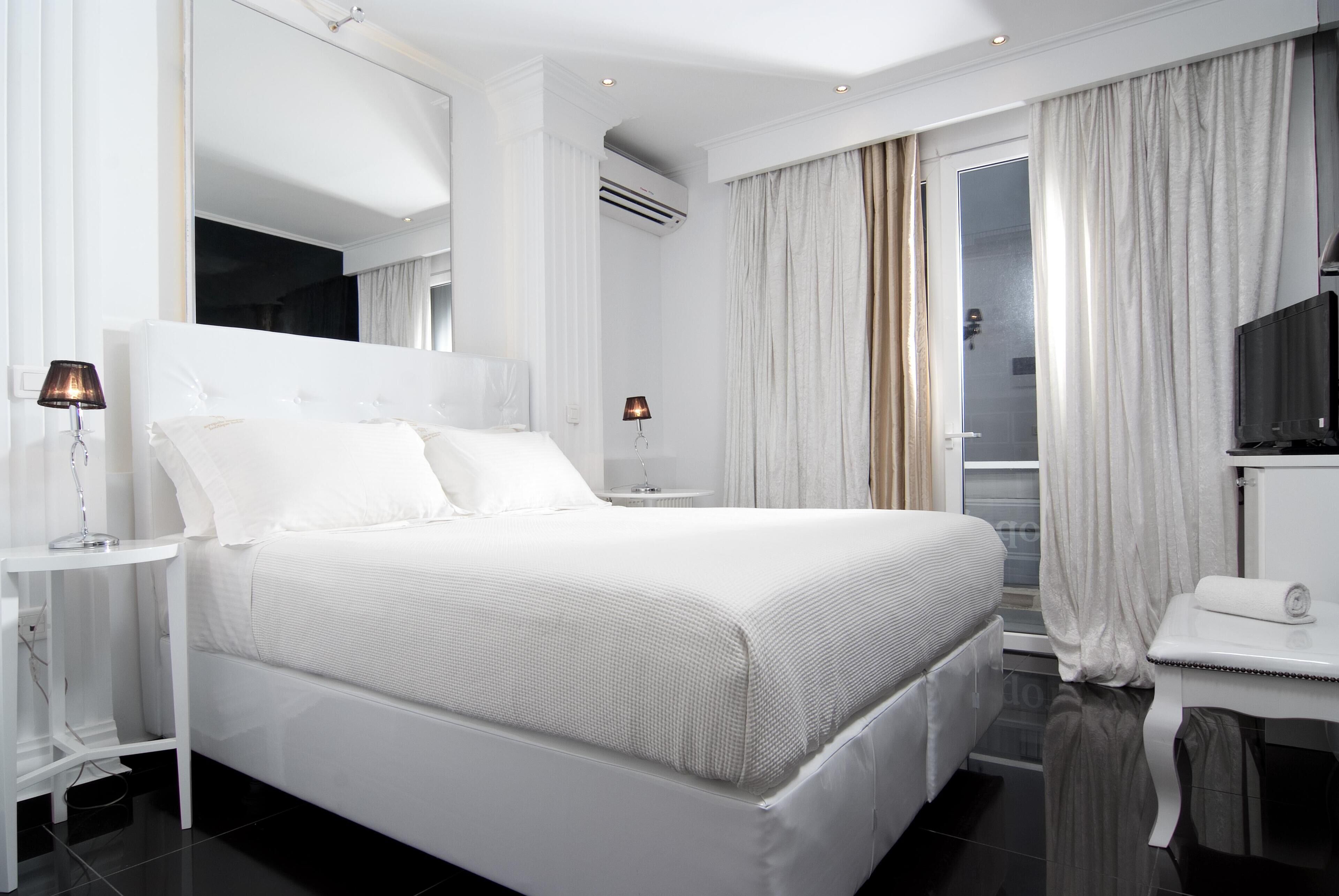 Select Comfort beds, in-room safe, desk, blackout drapes