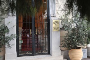 Enter the Acropolis Museum Hotel, where classic columns and modern design blend in harmony.