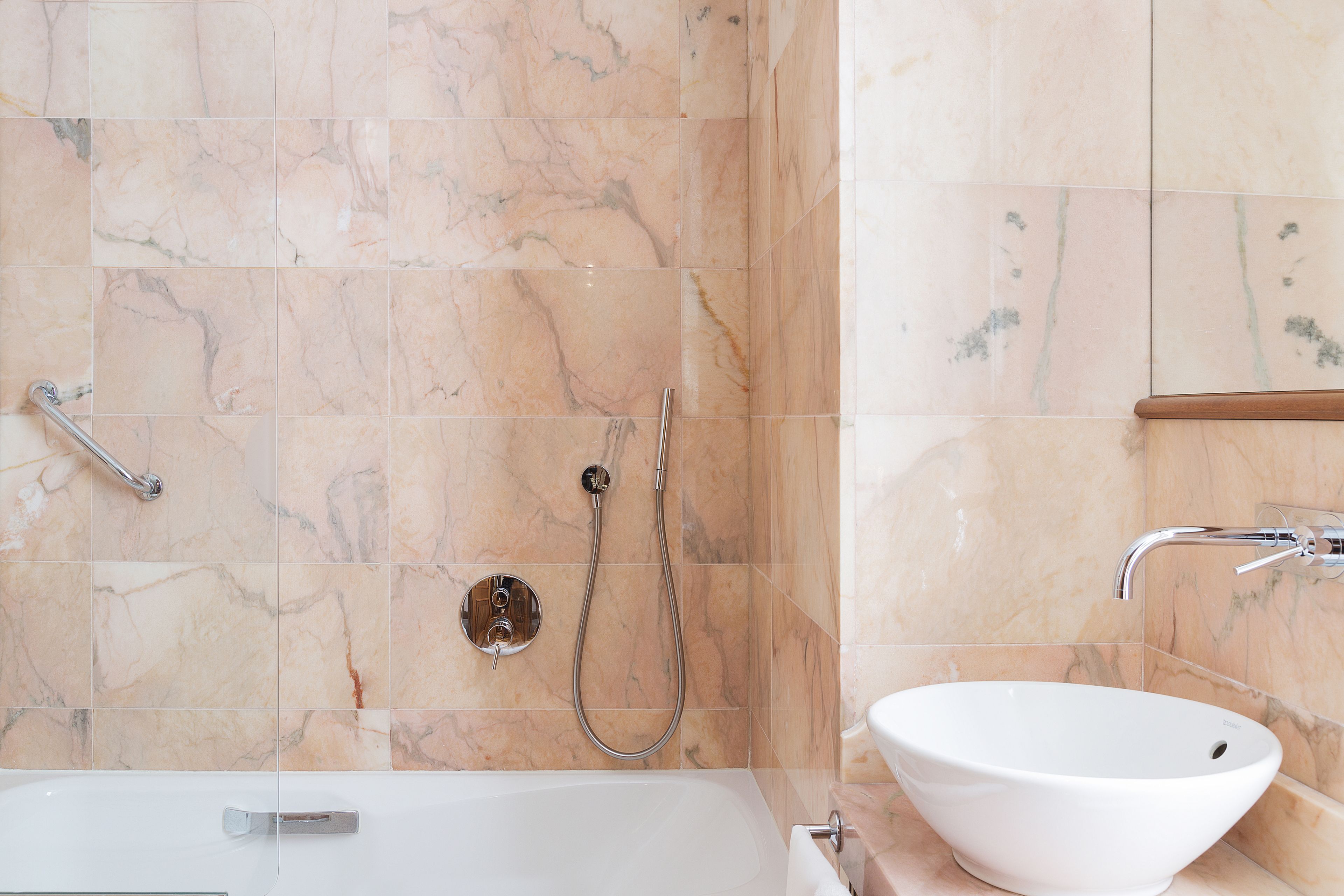 Ein Badezimmer mit einer Badewanne, einer Dusche und einem Waschbecken.