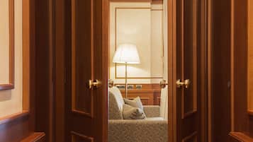 Suite Junior | Biancheria da letto di alta qualità, copriletto in piuma, minibar