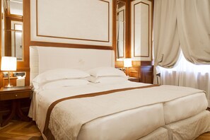 Habitación estándar doble | Ropa de cama de alta calidad, edredones de plumas, minibar y caja fuerte