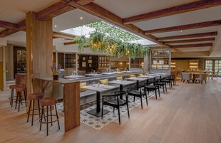 供应早餐、午餐和晚餐