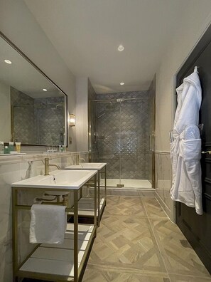 Suite Prestigio | Baño | Amenidades de baño gratuitas, secadora de cabello, toallas 