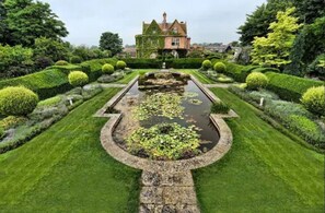 Front of property - Horwood House Hotel (Milton Keynes)