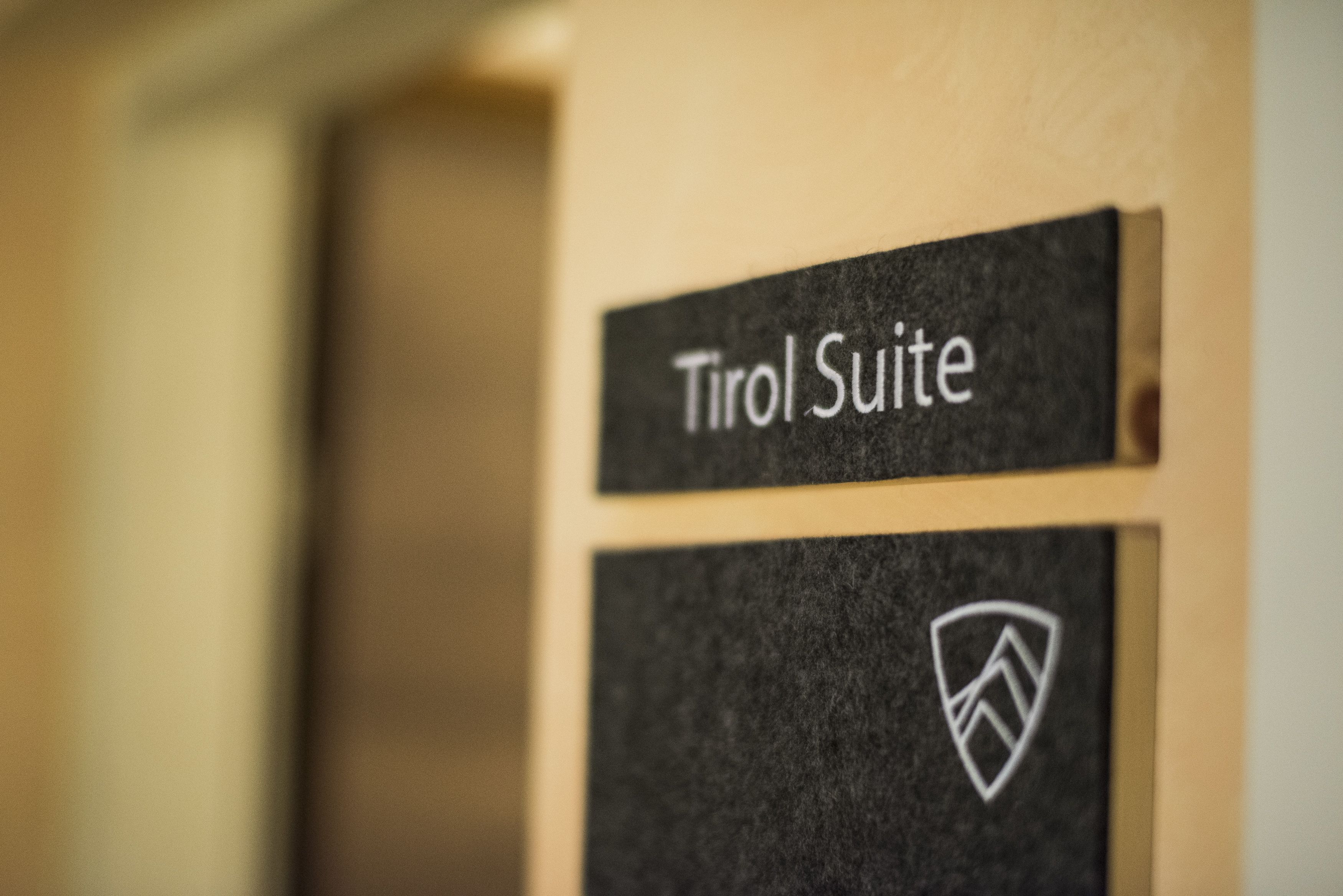 Une enseigne indiquant l’entrée de la suite « Tirol » et portant le nom de la chambre.