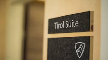 Une enseigne indiquant l’entrée de la suite « Tirol » et portant le nom de la chambre.