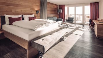 Naturesuite Plus | Premium bedding, in-room safe, desk, laptop workspace