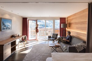 套房 | 高档床上用品、客房内保险箱、办公桌、笔记本电脑工作区