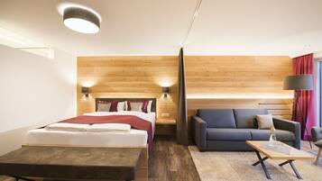 Una habitación de hotel moderna con un muro decorativo de madera, una cama, un sofá, una mesita de café y una lámpara.