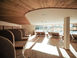 Salas de tratamiento para parejas, un sauna, una bañera de hidromasaje