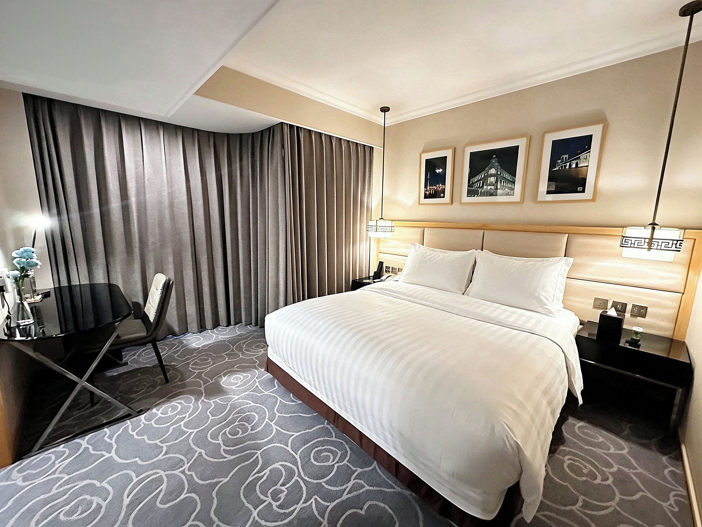Family Room | Minibar, in-room safe, desk, blackout drapes