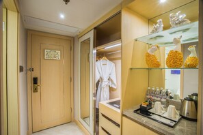 Minibar, in-room safe, desk, blackout drapes - Metropark Hotel Macau (Macau)