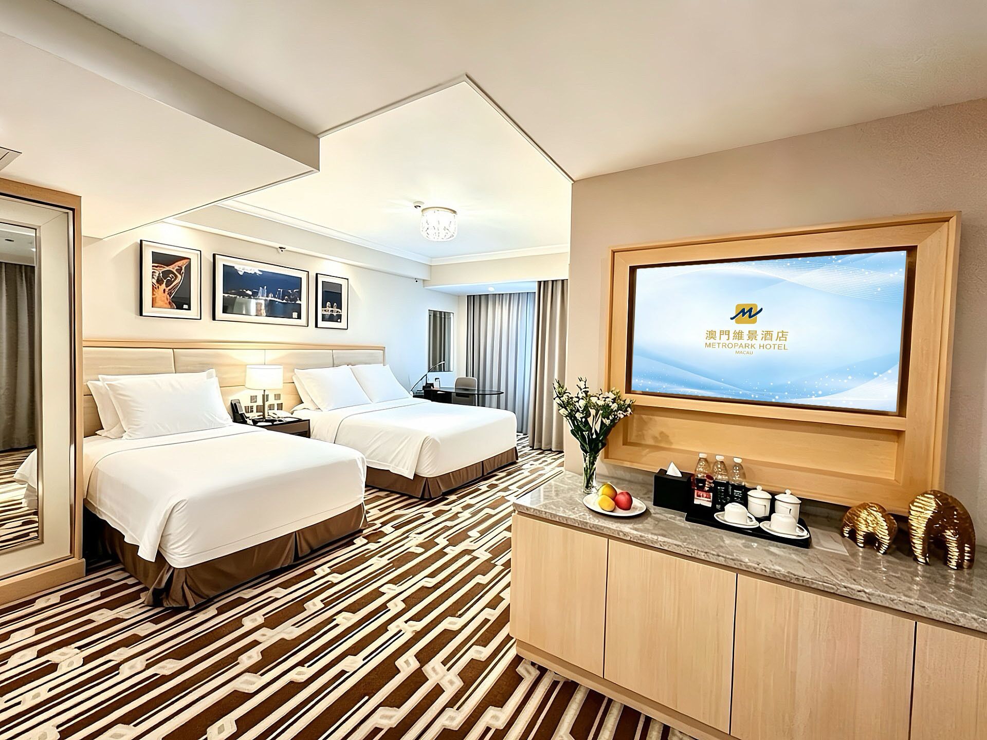 Family Deluxe Room | Minibar, in-room safe, desk, blackout drapes