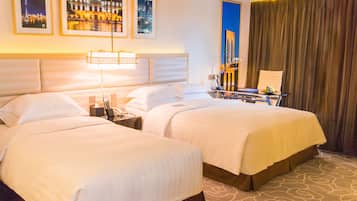 Minibar, caja de seguridad en la habitación y escritorio