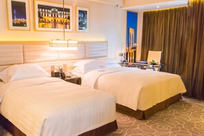 Minibar, in-room safe, desk, blackout curtains - Metropark Hotel Macau (Macau)